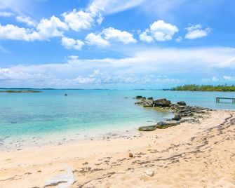 Newly renovated Oceanfront Townhouse with Stunning Views & Private Beach Access - Georgetown - Beach