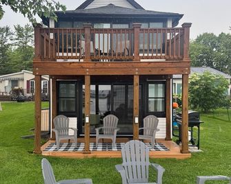 Lakefront Cottage on Portage Lake and the Huron River Chain of Lakes - 핑크니 - 파티오