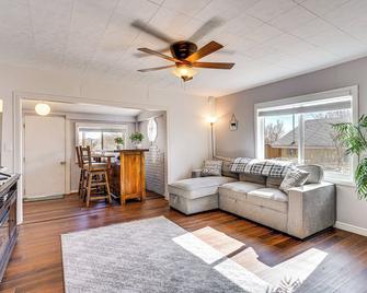 Pet-Friendly Colorado Retreat with Patio and Fire Pit! - Cañon City - Sala de estar