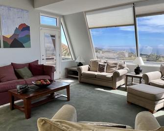 Switi Hoso Dazzling Ocean Views, 12 + 2 w/ privacy, beach walks, spa, movies - Bodega Bay - Living room