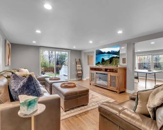Ellicottville Chalet 3 Miles From Village on a secluded lot w/pond - Salamanca - Living room