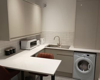 Trinity Airport Lodge - Horsforth - Kitchen
