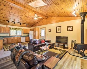 Quiet Waterfront Round Lake Home w/ Hot Tub - Osceola - Sala de estar