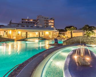 Hotel Terme Delle Nazioni - Montegrotto Terme - Bể bơi