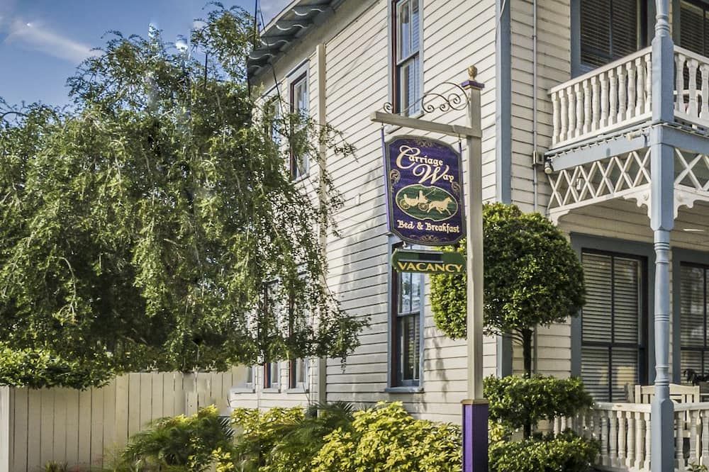 Building view of Carriage Way Inn