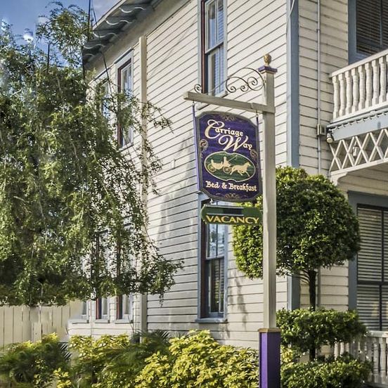 Building view of Carriage Way Inn