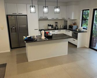 Spacious 4 bedroom house in delightful Hendra. - Hendra - Kitchen