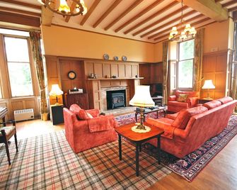 The Edwardian Wing, 18th Century Oak with Wing inserts - Taynuilt - Living room