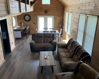 3 Story House on New River - Galax - Вітальня