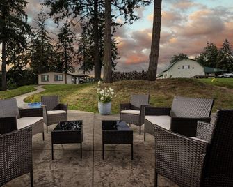 Single Level Ranch Layout, Huge Patio, Surrounded by Vineyards, Free Tastings, Foosball and Fire-Pit - Dayton - Patio