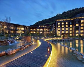 Hilton Jiuzhaigou Resort - לונגנן - בניין