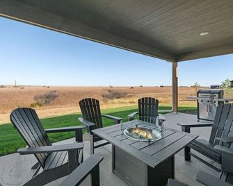 Tee'd Up Colbert Hills at Home Stay MHK - Manhattan - Balcony