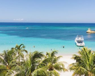 Henry Morgan Hotel & Beach Resort - Coxen Hole - Strand
