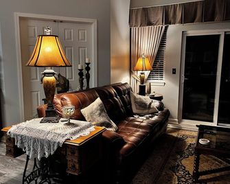 Cozy 1-bedroom condo in the heart of Southpointe with AC, WiFi - Canonsburg - Living room