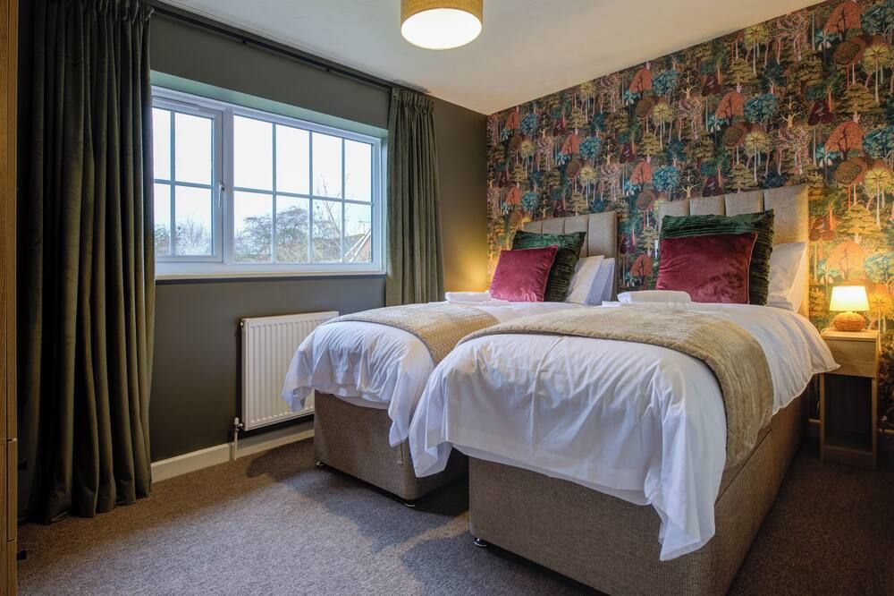 Central 3-Bedroom House Sleeps 5 with Parking - Bourne