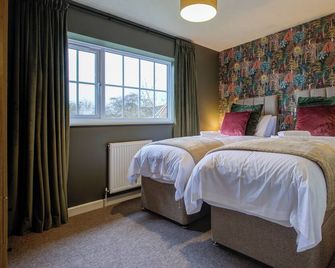 Central 3-Bedroom House Sleeps 5 with Parking - Bourne
