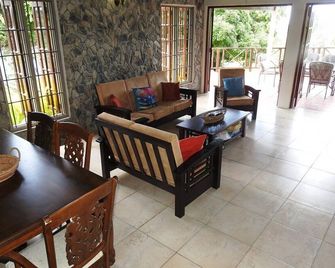 CoCo Chalet in the Caribbean - only thing missing is the fireplace! - Bethel - Living room