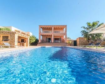 Villa San Jordi Ibiza, 1,5km Beach Salinas, 1,5km Beach Den Bossa Best Located - Sant Jordi de ses Salines - Pool