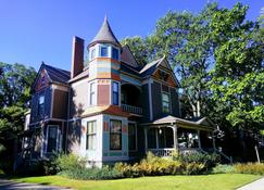 Innisfree Bed and Breakfast - South Bend - Building