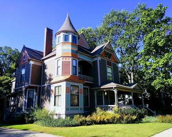 Innisfree Bed and Breakfast - South Bend - Building