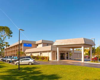Baymont by Wyndham Bonita Springs Naples North - Bonita Springs - Building