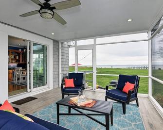 Waterfront Home with a Pool Perfect for Families - Tilghman Island - Living room