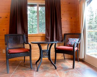 Rustic Log Cabin on the Banks of Kenai Lake, Alaska - Cooper Landing - Living room