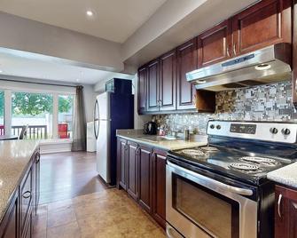 Charming Lakeside Cottage ! - Carden - Cocina