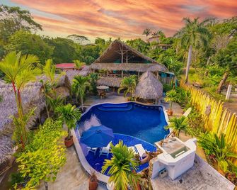 Private beach house paradise w/ private pool bar and game area. - Esterillos Este - Piscina