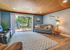 Chippewa Falls Retreat on Lake Wissota with 2 Decks! - Chippewa Falls - Living room