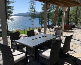 Experience Montana charm in our spacious 4-bedroom waterfront retreat - Marion - Patio