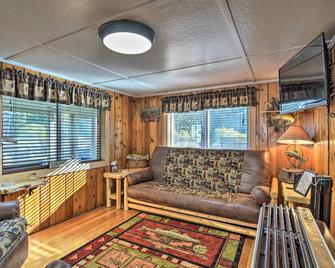 Riverfront Grayling Retreat w/ Fire Pit & Dock! - Grayling - Wohnzimmer