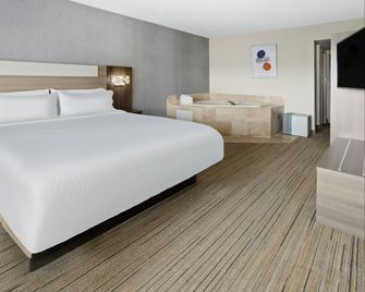 Holiday Inn Express Stony Brook-Long Island By IHG - Centereach - Bedroom