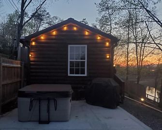 Beautiful Tiny Home log cabin on the lake - Perfect for a couples getaway! - Dandridge - Terasa