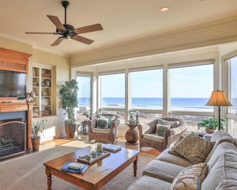 Charleston Coast Vacations 'Pink Flamingo' ~ Rooftop Wet Bar & Game Room - Folly Beach - Obývací pokoj