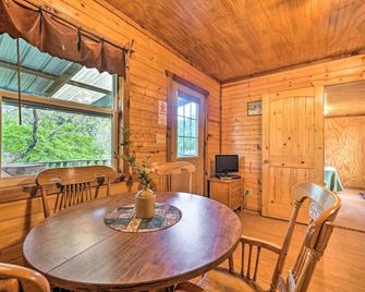 'Cedar Falls Cabin 5': 1/2 Mile to Turner Falls - Davis - Comedor
