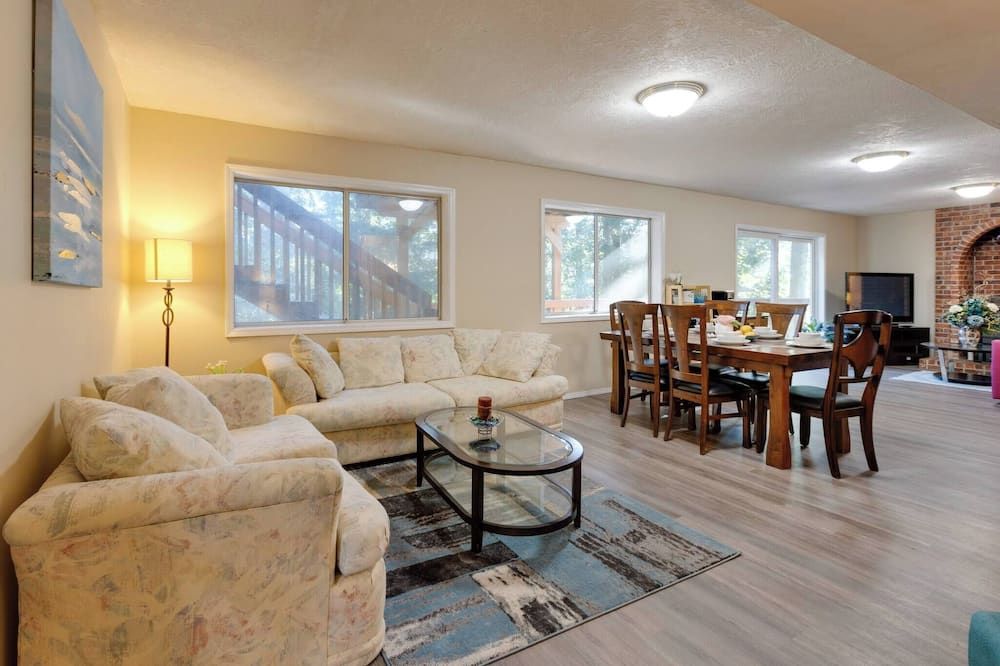 Oregon Jade Lodging- Spacious 2 Bedrooms, Ev Charger, Quite By Stream - West Linn - Sala de estar