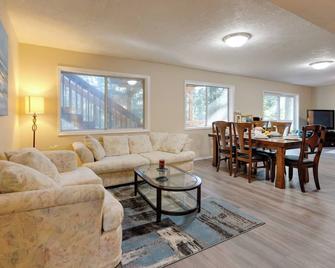 Oregon Jade Lodging- Spacious 2 Bedrooms, Ev Charger, Quite By Stream - West Linn - Sala de estar