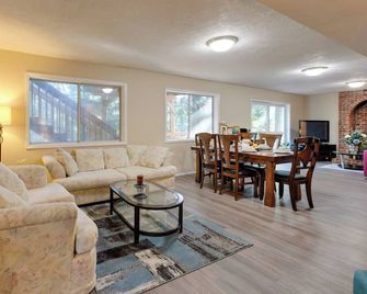 Oregon Jade Lodging- Spacious 2 Bedrooms, Ev Charger, Quite By Stream - West Linn - Sala de estar