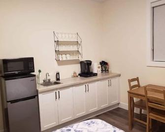 Bachelor's Green Oasis: With Putting Green - Victoria - Cocina