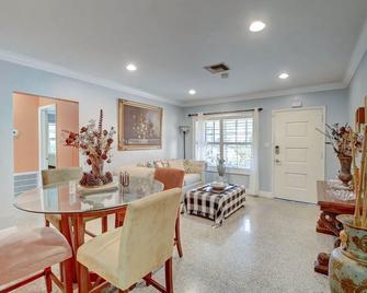3 Min from Beach, with Hot tub and Backyard Oasis! - Boynton Beach - Dining room
