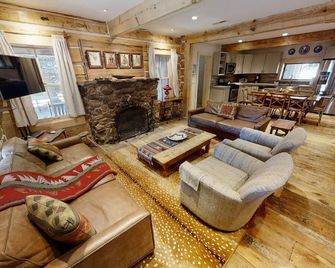 Chula Vista Cabin - In Town - Pet Friendly - Red River - Living room