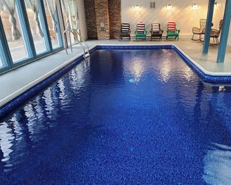 Family Retreat Indoor Pool Arcade - Janesville - Bazén