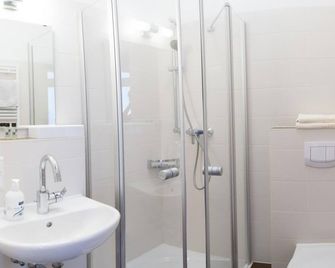 Vitalhotel König am Park - Bad Mergentheim - Badkamer