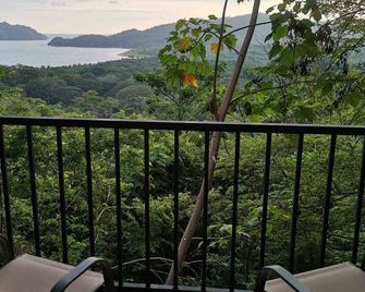 Bungalow 14, ocean view to famous Isla Tortuga , kitchen, floor 1 - Paquera - Balcón