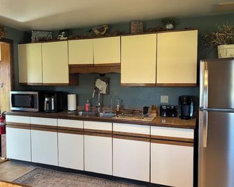 The Yellow Farm - Spring Green - Kitchen