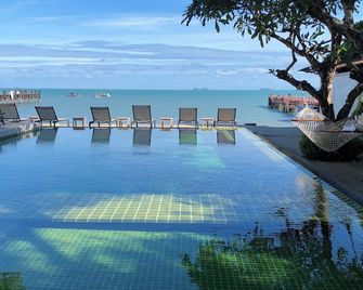 بانبريدا بيتش ريزورت - كوه ساموي - حوض السباحة