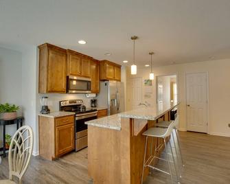 Family-Friendly Lansing Home with Covered Balcony! - Lansing - Cocina