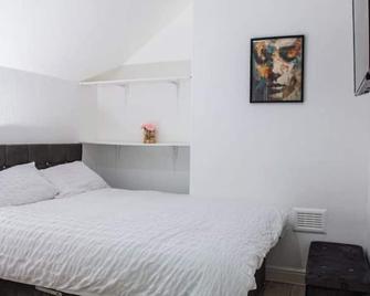 Home in Manchester - Mánchester - Habitación
