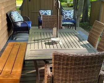 Tranquil waterfront cottage in Central Lake - Central Lake - Patio